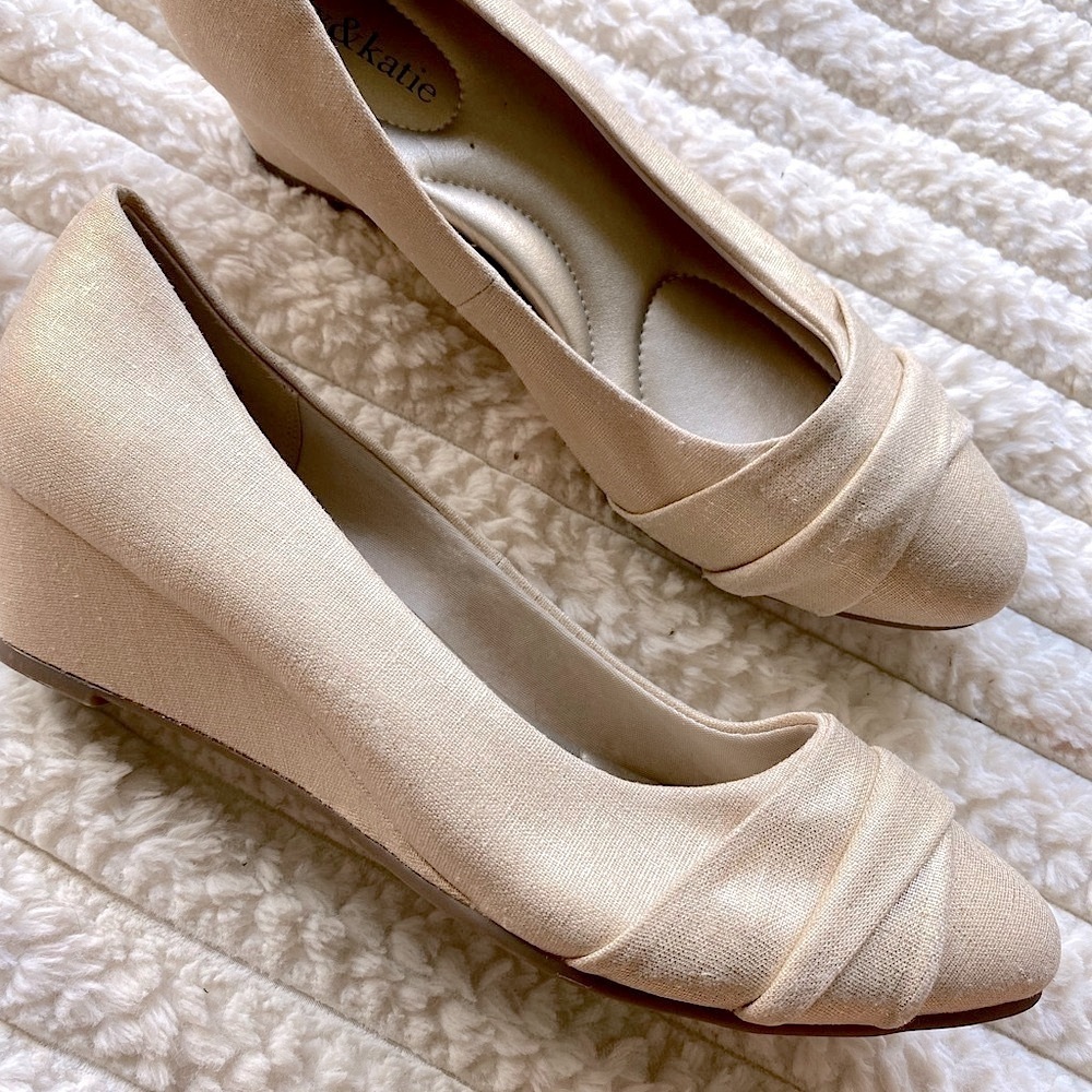 Kelly & Katie Gold Shimmer Wedge Heels | Size 8.5M | Elegant & Comfortable - Picture 4 of 8